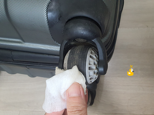 캐리어 바퀴 닦기