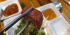 진주한우 구운 갈비 고기 한 점