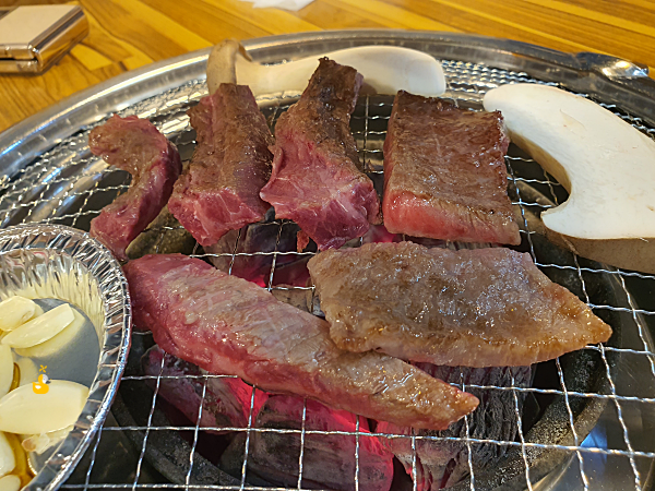 숯불 불판 위에 올린 한우 생갈비 모습