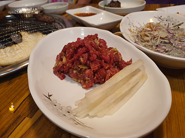 서비스로 나온 육회
