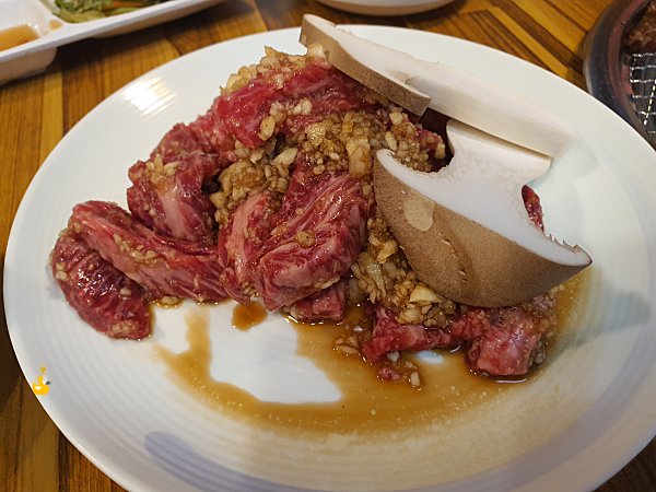 양념 한우생갈비가 접시에 담긴 모습
