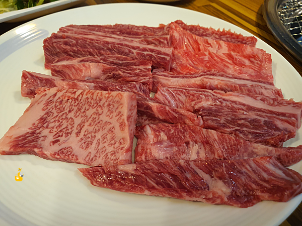 진주한우 한우생갈비가 담긴 접시
