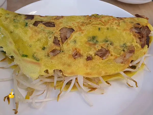 숙주와 버섯, 고기가 든 반쎄오 가까이에서 찍은 사진