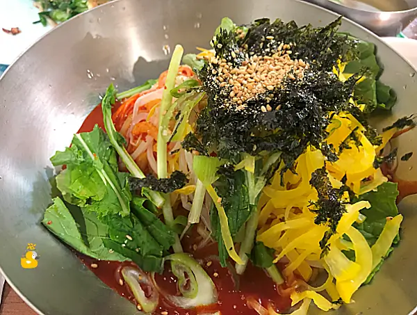 양산 법기수원지 리즈푸드의 다채로운 색깔의 비빔 국수 사진