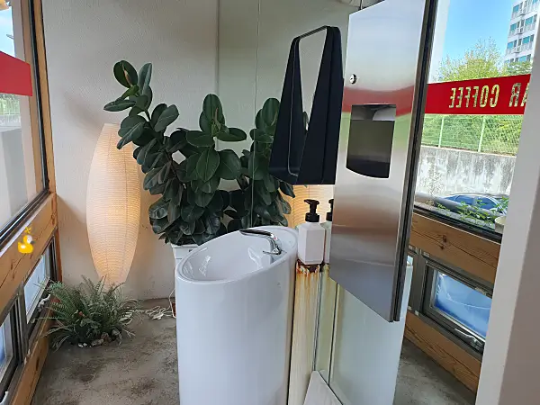 싱귤러커피 여자화장실 앞 세면대 사진