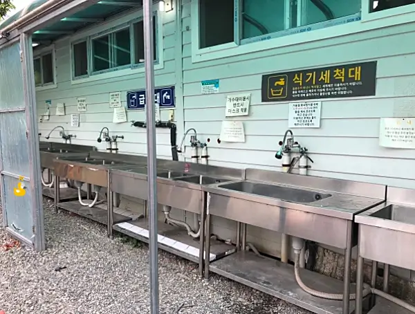 캠프원 1동에 있는 개수대 사진