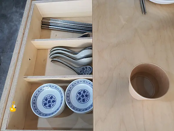 테이블 아래 서랍에 들어있는 수저와 밑접시