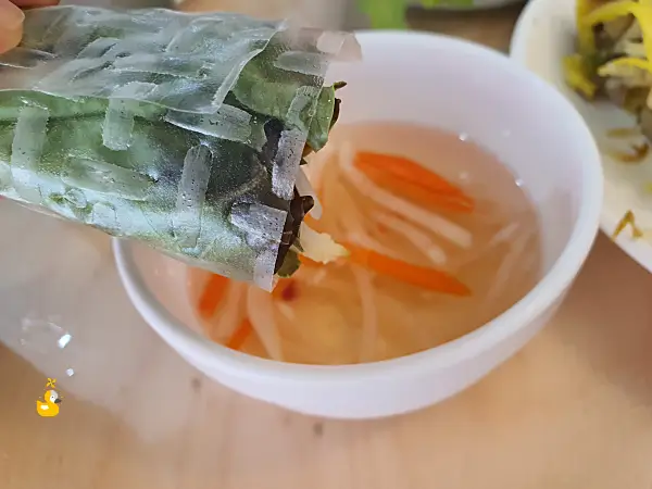 느억쩜 소스에 반쎄오 찍는 사진