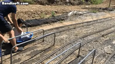 사계절 레일 썰매를 타고 내려가는 아이와 그 옆을 따라가는 큰 아이와 아빠 모습이 담긴 움직이는 webp 사진