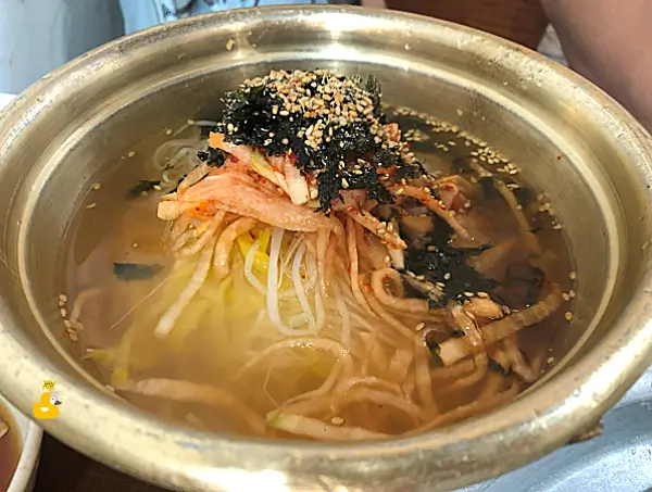 양산 법기수원지 양푼이에 담긴 잔치국수 사진