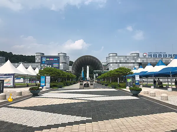 국립중앙과학관 건물과 그 사이로 보이는 나로호 모습
