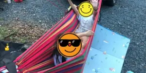 캠핑장 해먹에 누워 노는 아이들