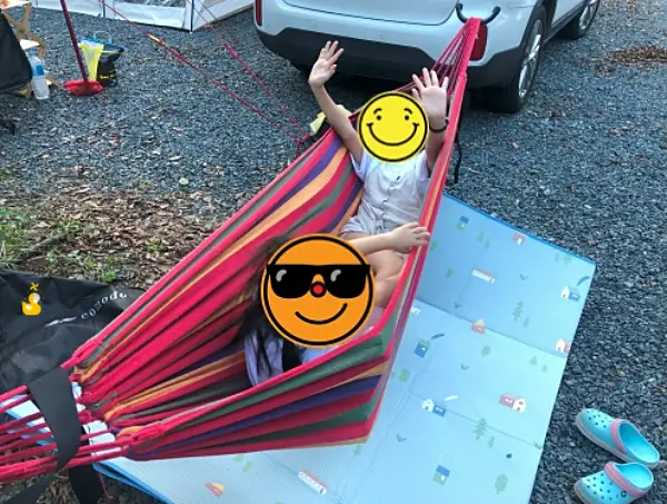 해먹 위에 누워 놀고 있는 아이들