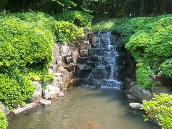 인공으로 만든 작은 폭포