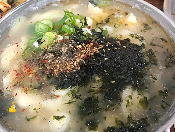 양산 법기수원지 리즈푸드의 사발 한 가득 담겨있는 손수제비 사진