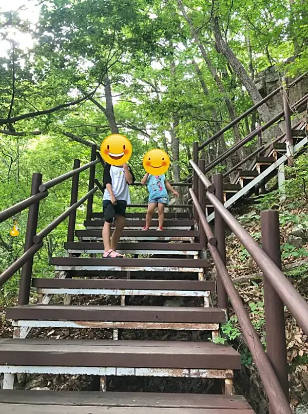 파래소폭포에 다다르는 부근 방부목으로 만들어져 있는 계단과 그 계단을 오르는 어린 자매 사진
