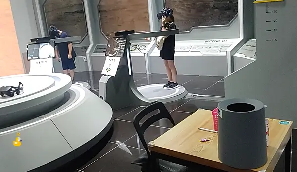 VR을 통해 화성 탐사를 하는 과학자 체험을 하는 아이들 모습