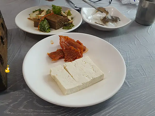 식전메뉴로 먼저 나온 한성식당의 두부김치와 도토리묵무침 그리고 들깨드레싱 얹은 청포묵