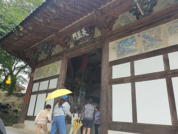 금강문을 지나면 바로 나오는 직지사 천왕문