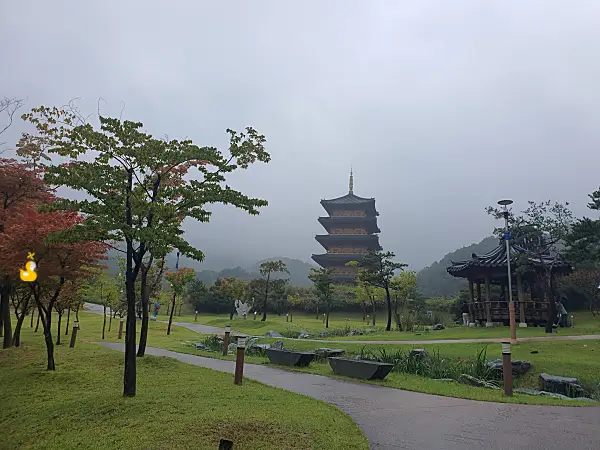 김천직지사 평화의탑과 그 앞에 잘 가꾸어져 있던 공원