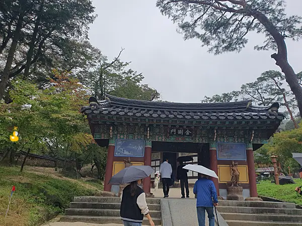 직지사 경내에 들어설 때 제일 먼저 지나게 되는 금강문