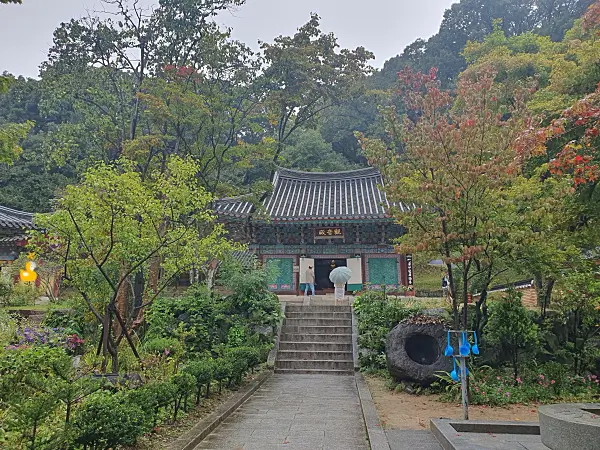 직지사 관음전과 그 앞의 약수터