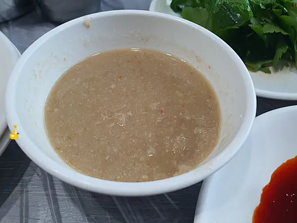 한성식당 밑반찬 중 약간의 된장과 꽃게맛이 났던 비지로 끓인 음식