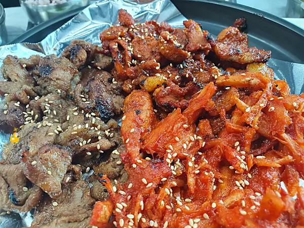 메인 메뉴로 나온 간장불고기와 고추장 불고기 그리고 더덕 구이