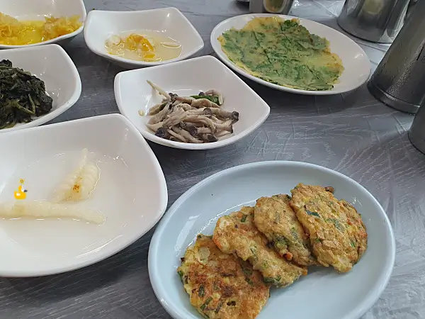 한성식당 밑반찬 중 동그랑땡과 부추전이 찍힌 모습