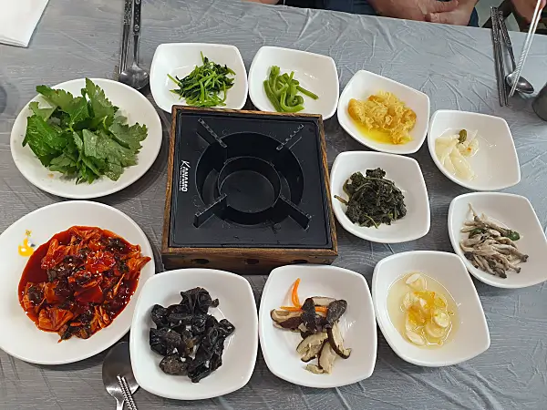 직지사 근처 한성식당 밑반찬 11개가 찍힌 사진