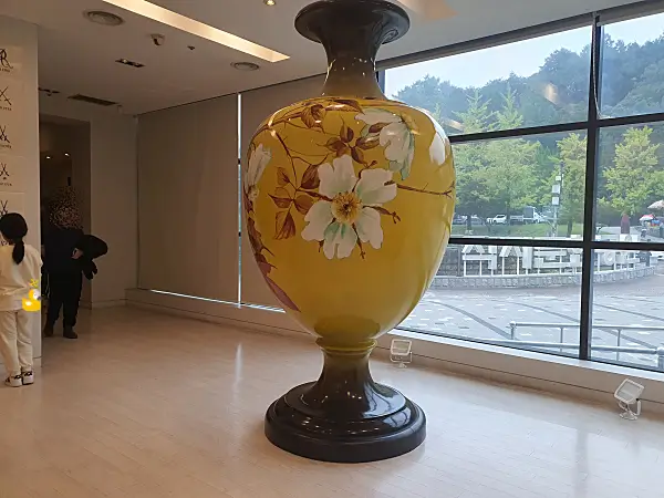 김천세계도자기박물관 입구에 있던 거대하고 예쁜 노란색 도자기