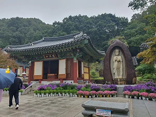 사명각과 그 앞의 관세음보살 불상