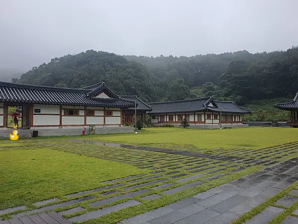 김천 직지사 평화의탑이 있는 곳의 뜰