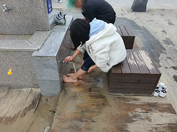 울산 일산해수욕장 발 씻는 곳에서 발을 씻는 아이