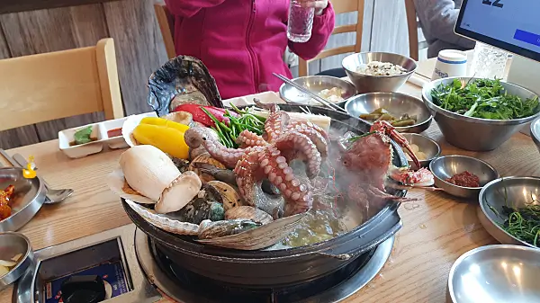 끓고 있는 황제 백숙에 문어를 넣고 끓이는 모습