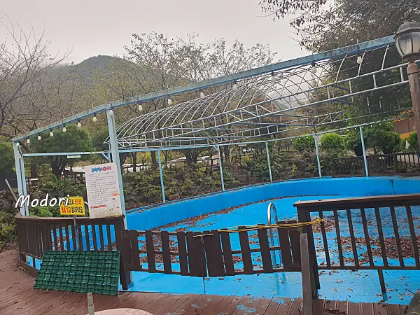 밀양표충오토캠핑장의 물빠진 수영장 모습