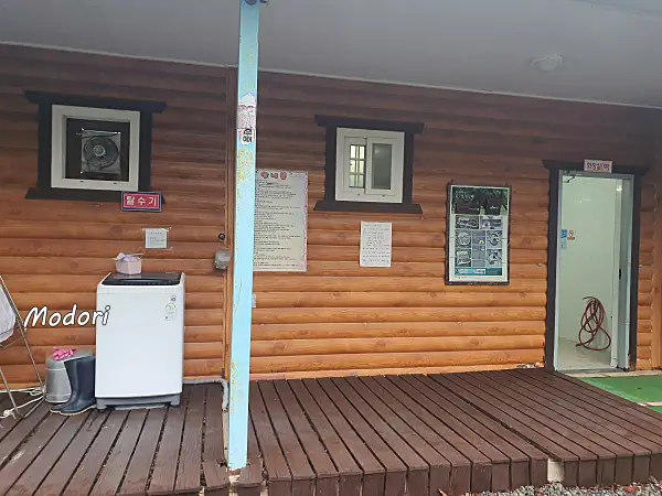 밀양표충오토캠핑장 관리동A 화장실 앞