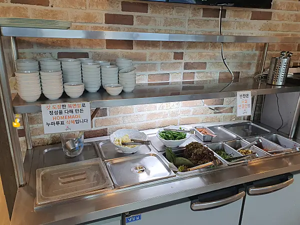 셀프 반찬 코너와 식혜가 있는 곳