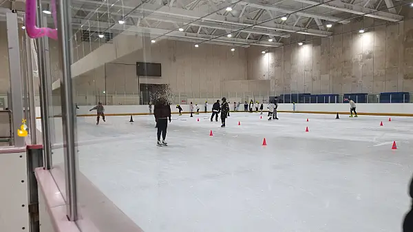 아이스하키 연습 중인 아이들