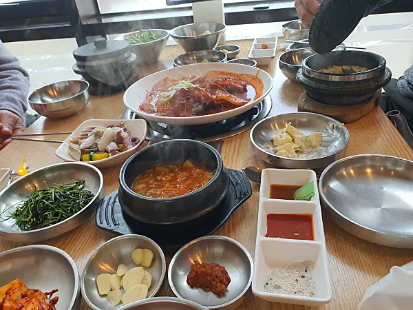 코다리 전복 돌솥밥 상차림 모습