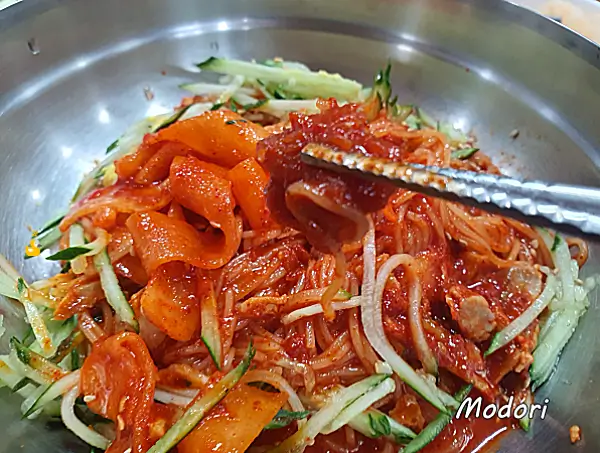 울산 맛집 무거동 삼산밀면의 비빔면 속 가자미 식해