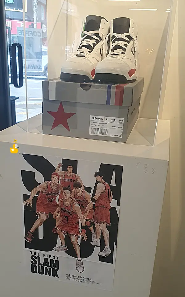 3D펜으로 만든 조던 농구화와 그 아래 기둥에 붙어 있는 슬램덩크 포스터