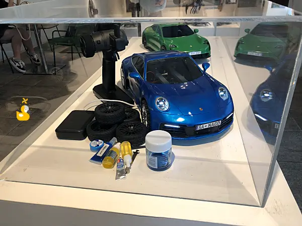 3D펜으로 만든 포르쉐 자동차 두 대