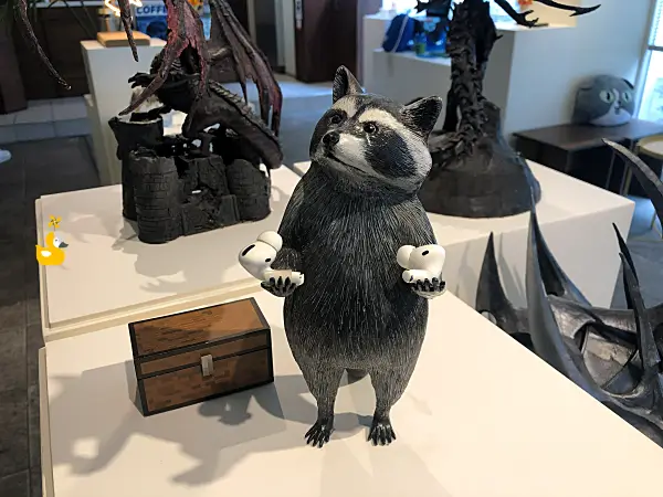 3D펜으로 만든 너구리가 앞발에 에어팟을 들고 있는 모습