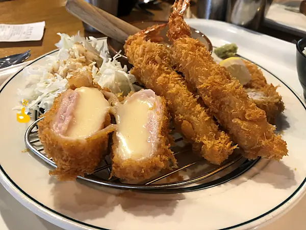 테라스키친 모듬 까스로, 치즈돈까스 2조각, 새우튀김 2조각, 등심돈까스가 참깨 절구와 함께 플레이팅 되어 있는 모습