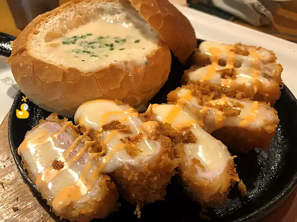 테라스키친에서 판매했던 크림치즈돈까스로 빠네 안에 크림수프가 들어있고 치즈돈까스가 플레이팅되어 있는 사진