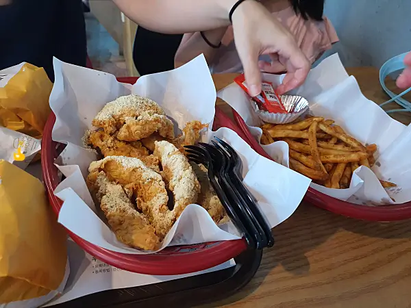 맘스터치의 뿌링클치즈가 뿌려진 순살 치킨과 감자튀김