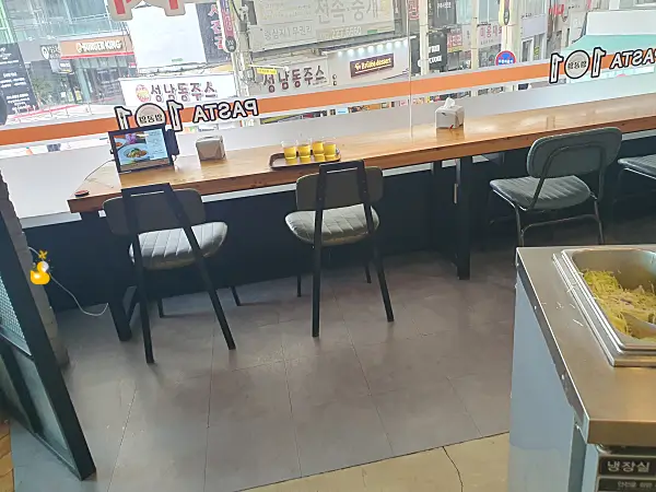 창 밖을 볼 수 있는 형태로 테이블이 배치되어 있는 모습