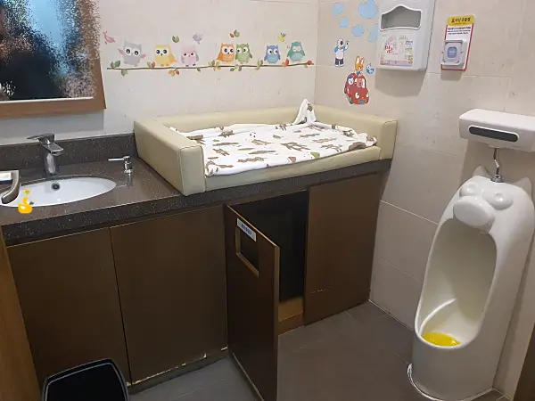 건천휴게소 서울방향 여자화장실 입구쪽에 있는 아기 기저귀 가는 곳과 남아 소변기