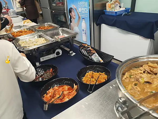 둔산 그레이톤 호텔 조식 식당 음식이 마련되어 있는 모습